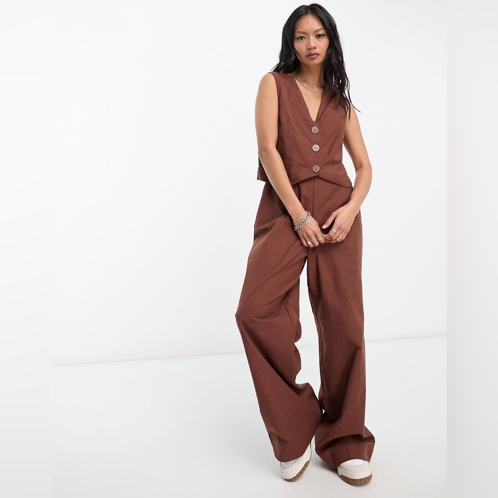 ASOS DESIGN 2 in 1 linen look vest jumpsuit in brown
NWT , size 6